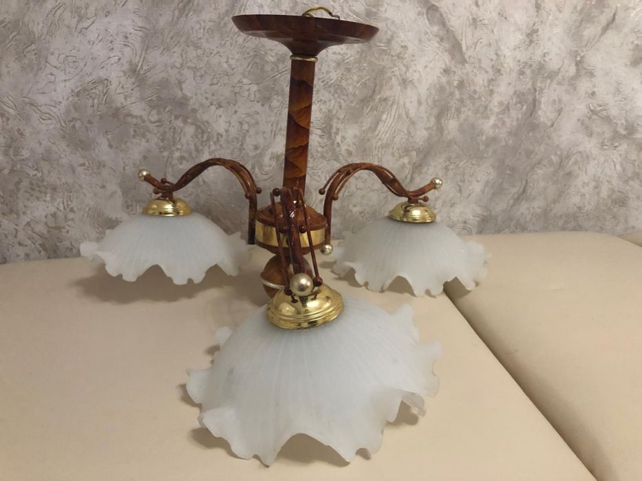 Люстра три лампочки.