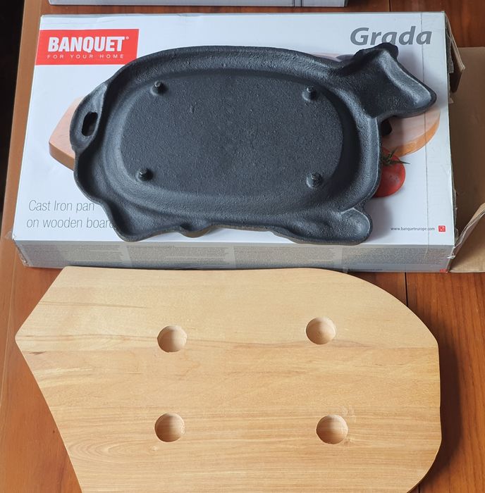 Platou de servire din fontă, formă de vacuță