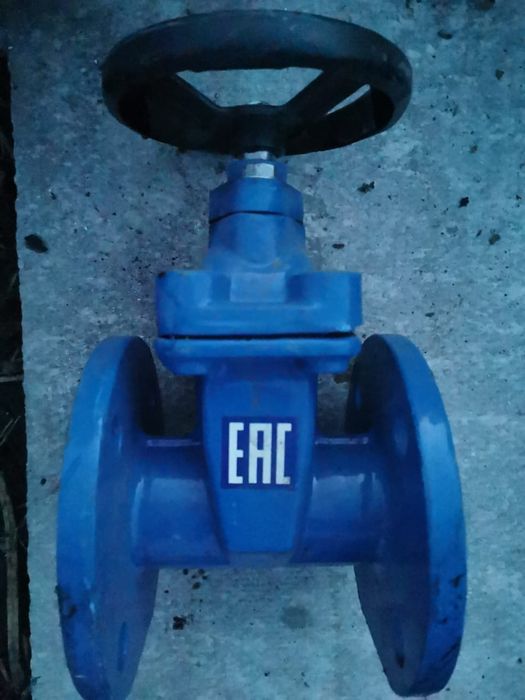 продам задвижки, фланцы, отводы