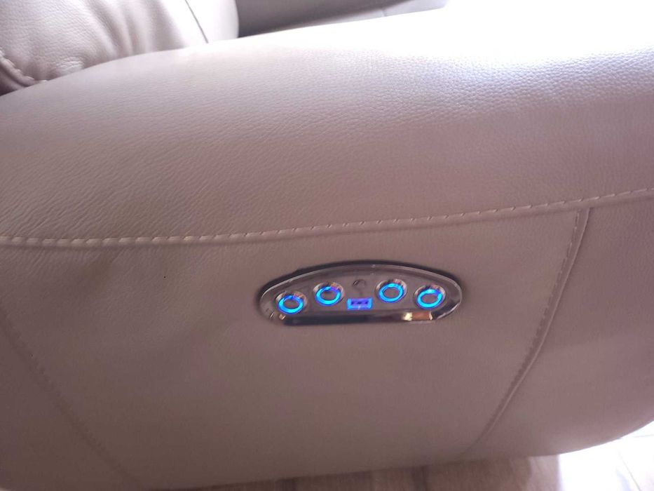 Бежови кожени фотьойли - 2 броя с електрически релакс механизъм