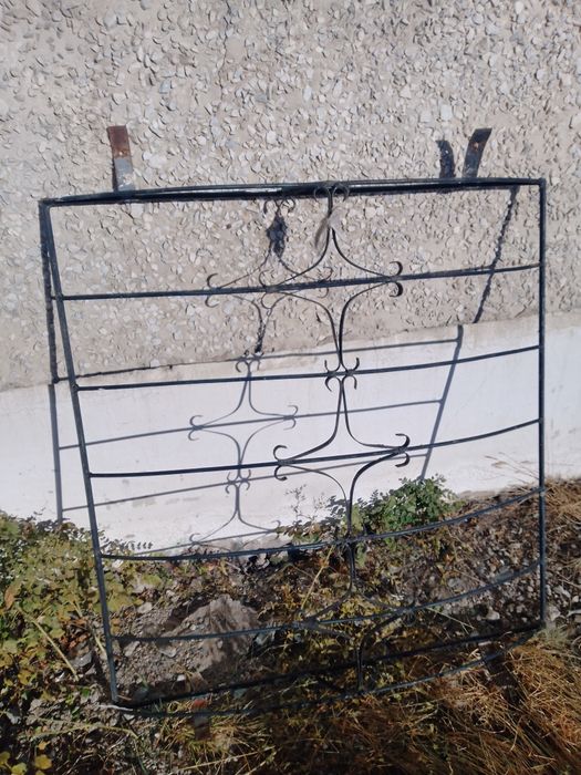 Продам решетки на окна стандартные на панельные дома. На кухню и зал.