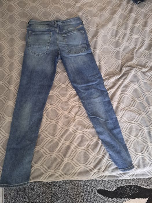 blugi albaștri rupti