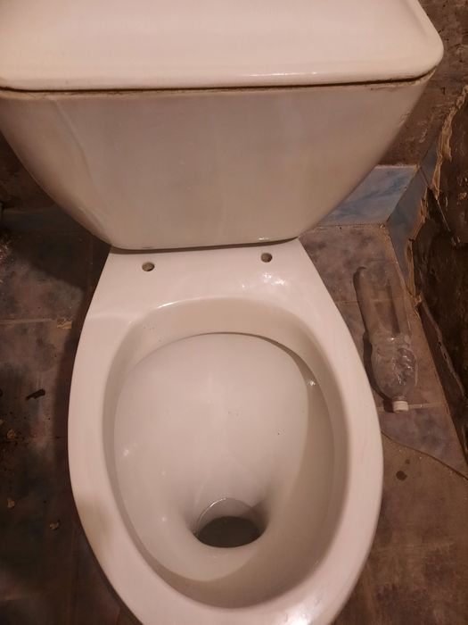Продам  унитаз с бочком