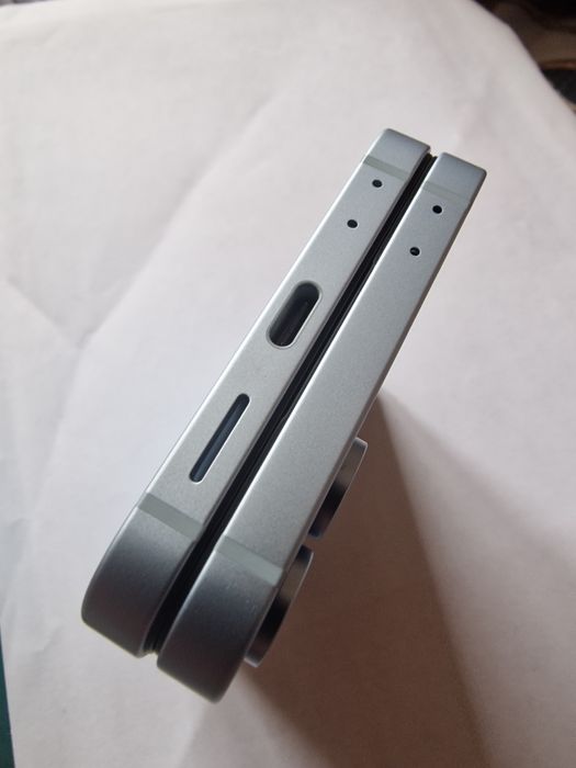 Продавам телефон Samsung Galaxy Z Flip6 5G 512GB 12GB RAM Dual