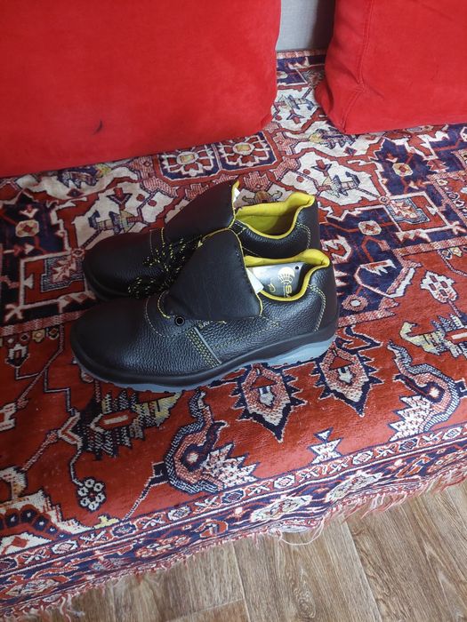 Ботинки рабочие новые , с усиленым носком