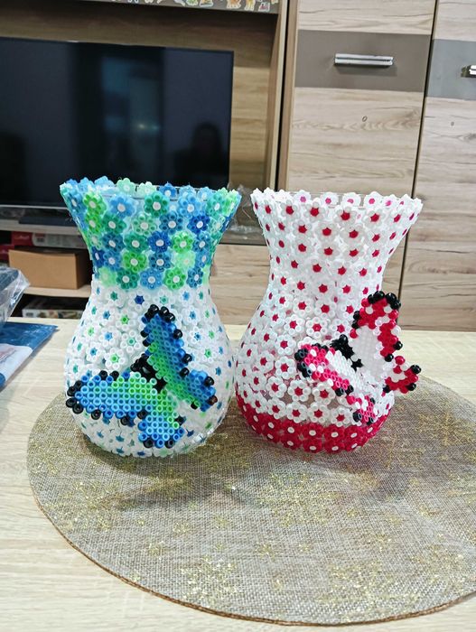 Vaza de sticla decorata manual cu margele Hama