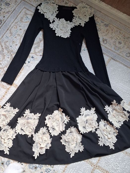 платье с цветочками,чёрное