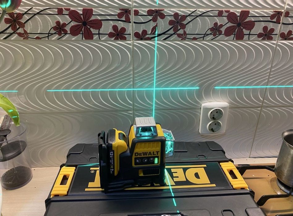 Nivela Laser Dewalt 2 Acumulatori 12V și 2 Ah,unghi 360 grade ,linii verzi