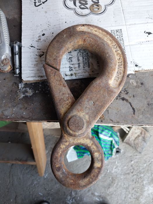 Крюк буксировочный