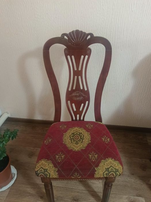 Продаю овальный стол с 6 стульями