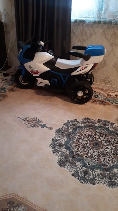 Продам игрушечный автомобиль