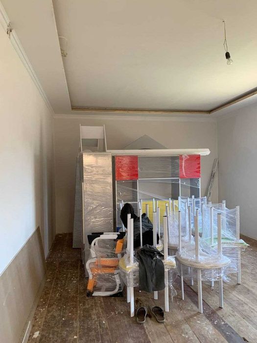 Болалар боғчаси учун таёр мебель бор.