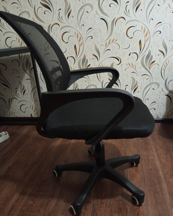 Офисное кресло для работы за компьютером, с рабочим механизмом.