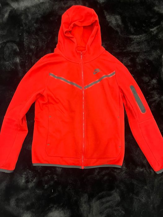 Червен nike tech за добра цена в уникално състояние.