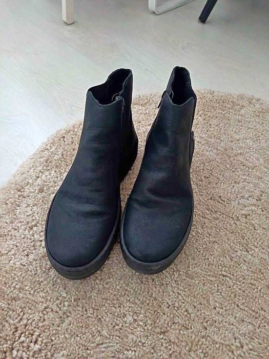Cizme negre în stare bună
