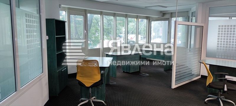 Функционален офис в широк център
