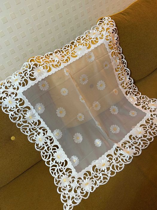 Кружевная скатерть-салфетка 90х90 см, вышитая перфорированная