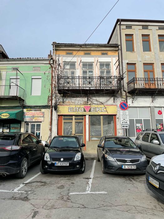 Самостоятелна къща с магазин на пл. Славейков