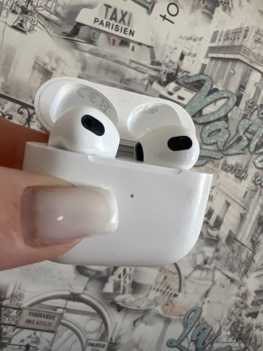 Продам наушники Apple AirPods 3 with Lightning Charging Case белый
