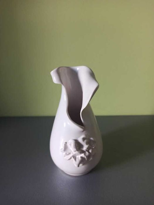 Изящна порцеланова ваза