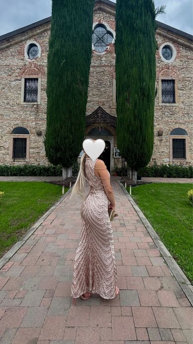 Официална рокля, носена е веднъж за няколко часа. Размер С.