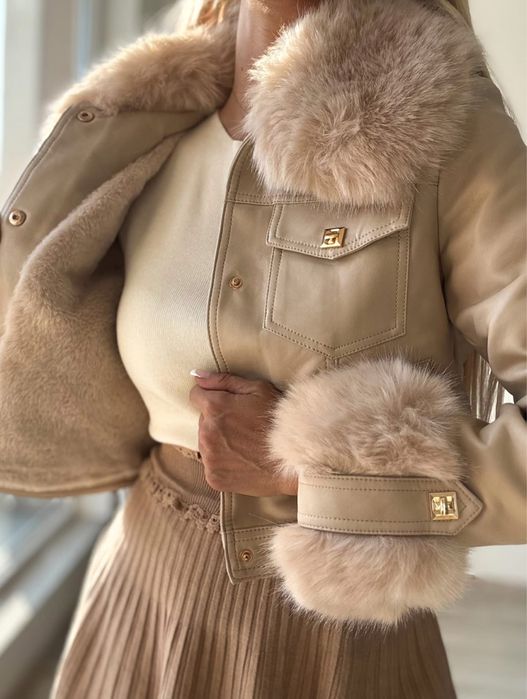 Яке в бежов цвят