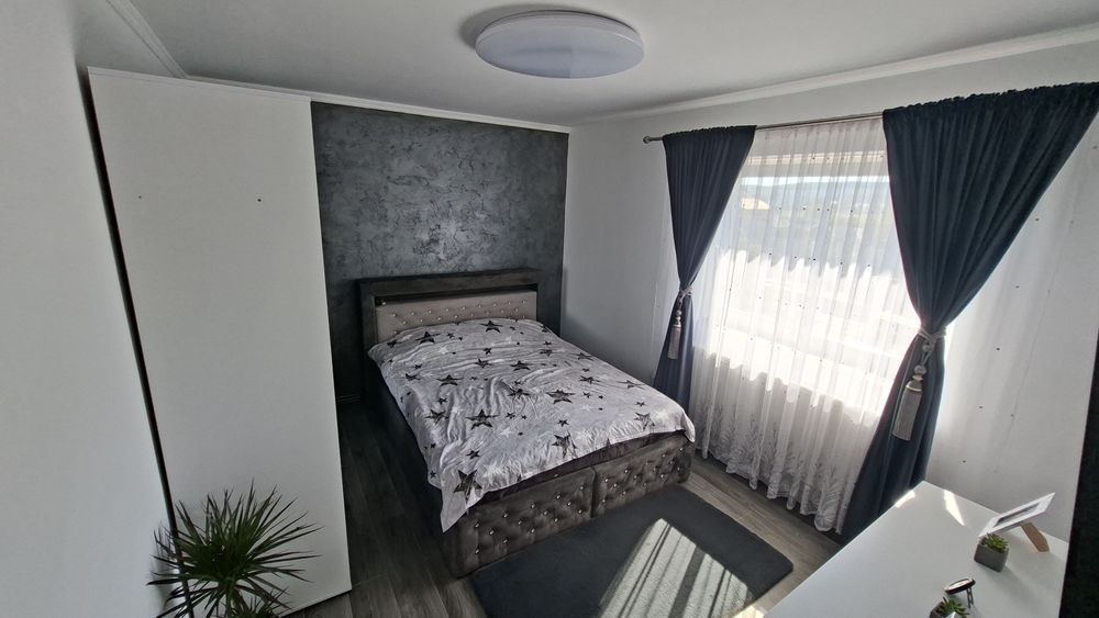 Apartament 3 camere + curte si camera de zi (ca la casă)  utilat mobilat