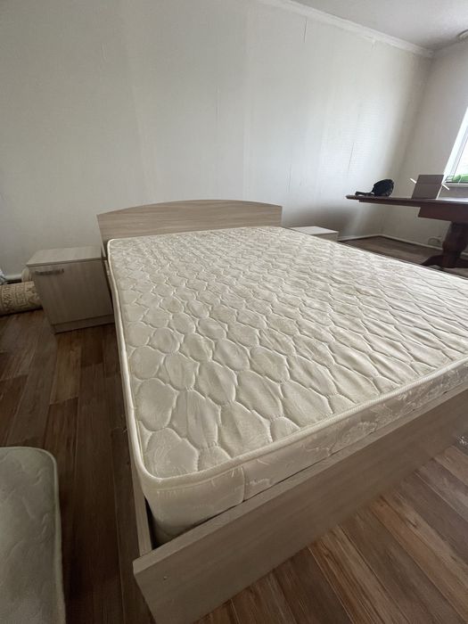 Продам кровать с матрасом и 2 тумбочки