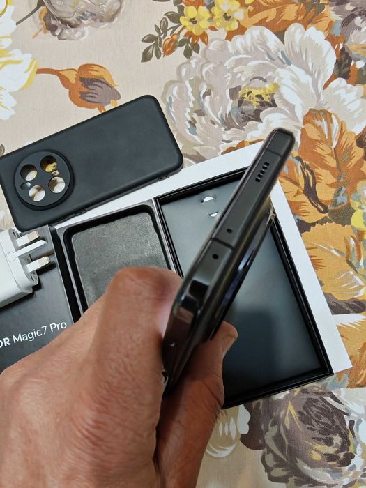 Honor Magic7 Pro/12-512/,като нов,комплект.