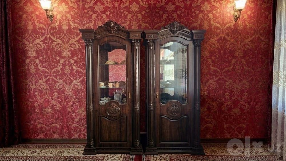 Роскошный комплект шкафов-витрин (2 шт.) в классическом стиле