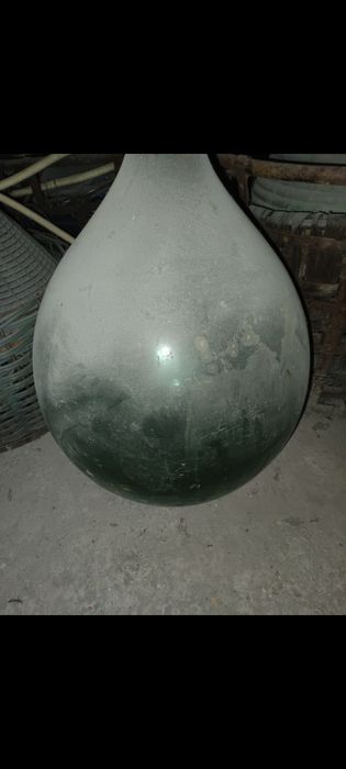 Vând 7 damigene vechi și groase in carne