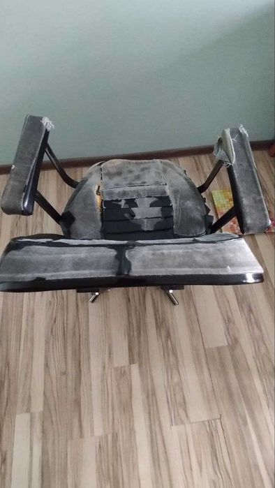 Крепкое кресло для тяжёлого человека.