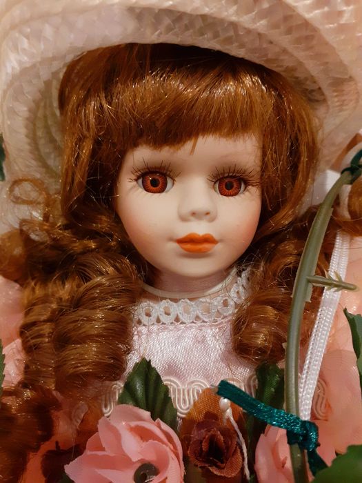 Порцеланова кукла на люлка