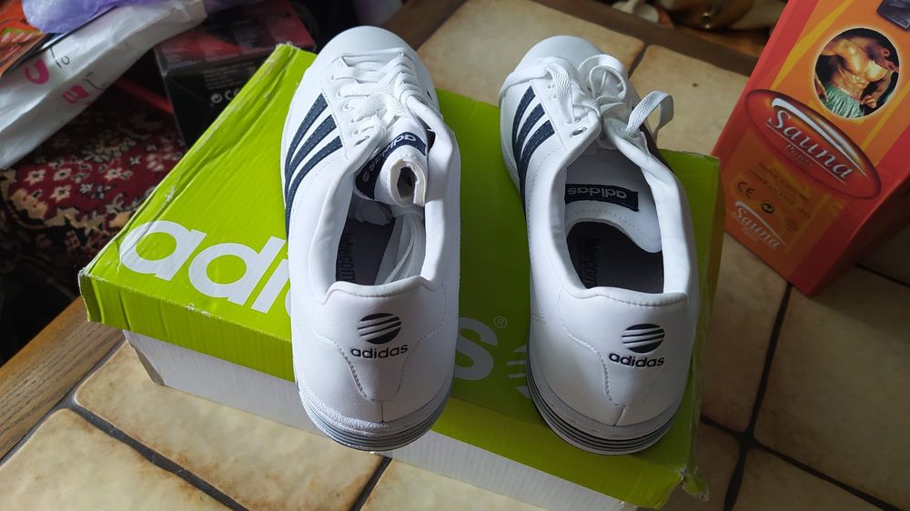 Vand doua perechi adidasi sport noi.Adidas si Trenth
