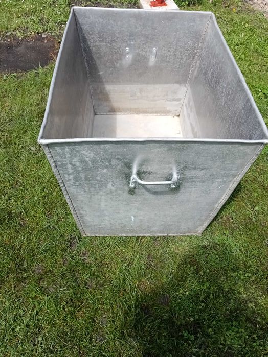 Vând bazin de aluminiu alimentar capacitate 450-470 litri.