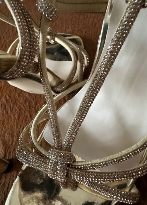 Златни сандали с камъчета