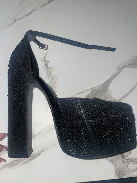 Елегантни обувки на висок ток с камъни