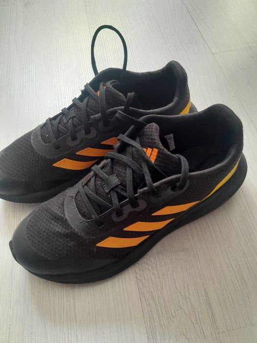 Pantofi sport Adidas, marimea 38,Stare foarte buna