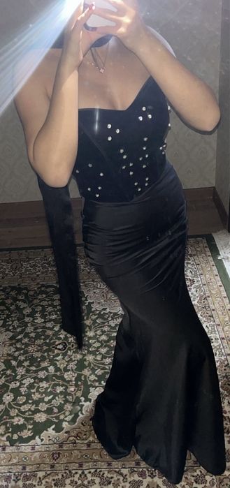 Черное вечернее облегающее платье с шарфиком