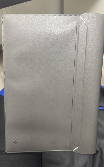 Husa Laptop/Macbook Spigen piele