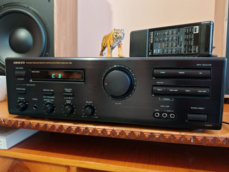 Onkyo A-8840. Amplif. de înaltă clasă. Telecomandă. Preț fix !
