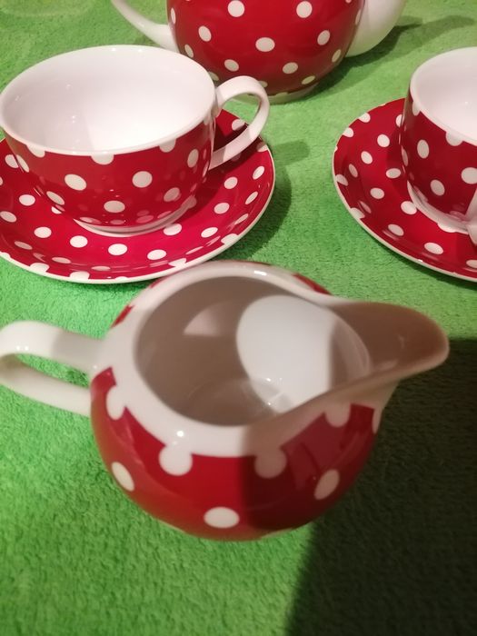 Set de   Avon  ceșcuțe cu buline Nou