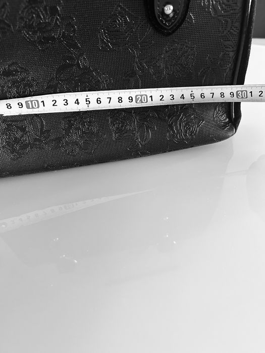 Geanta din piele neagra si piele intoarsa