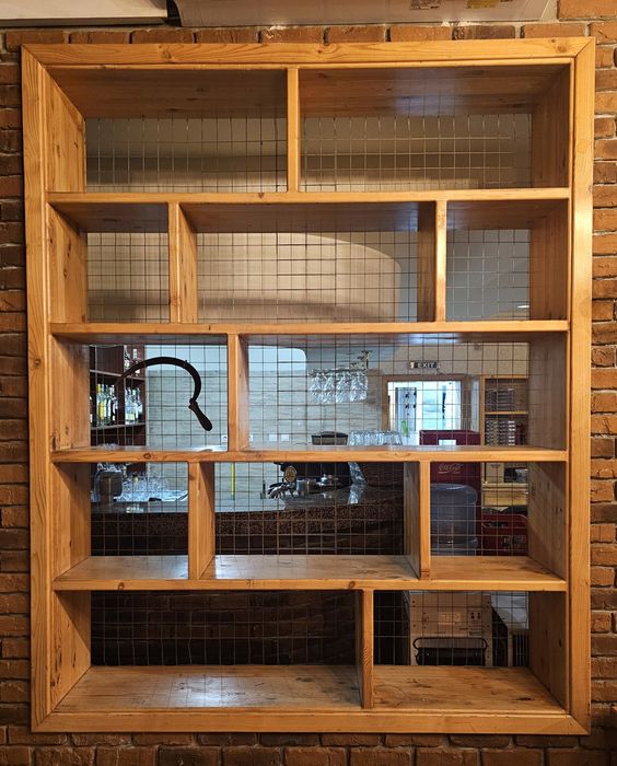 Продавам дървени рафтове