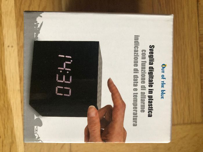 Чисто нов куб с функция за часовник, термометър