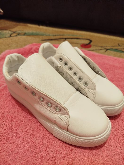 Продам Белые кеды со шнурками.