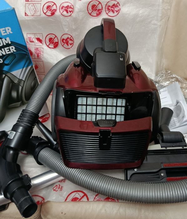 Пылесос Samsung 2100W.Мощный.Контейнер пылесборник.Состояние отличный.