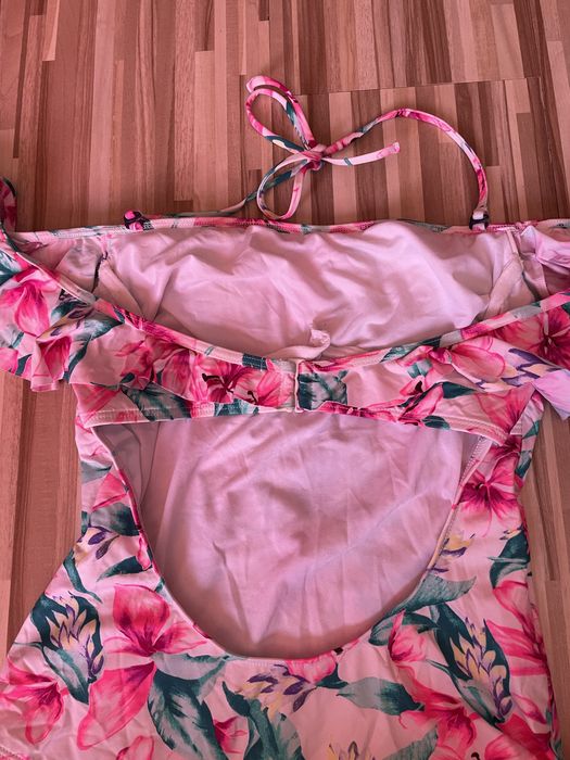 Цял бански на цветя