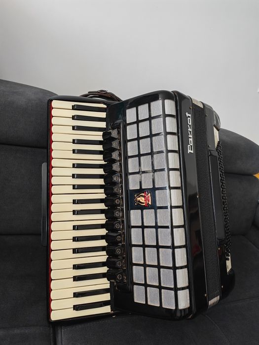 Vând acordeon Parrot 120 basi.
