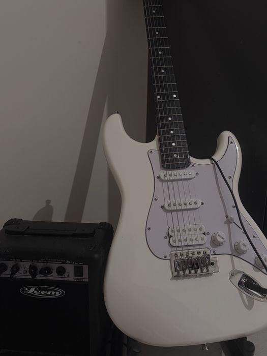 Продаю электро гитару полный комплект